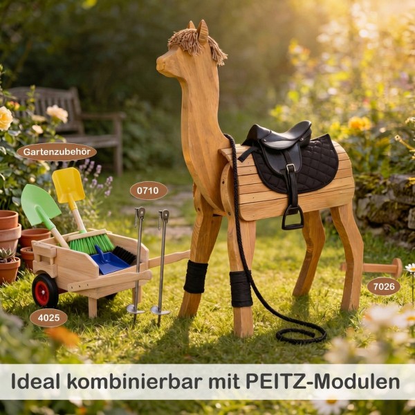 Holz Alpaka mit praktischem Outdoor-Zubehör wie Bodenankern, Pflege- und Gartenspielzeug.